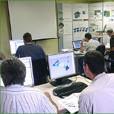 Mensen zitten achter computer tijdens training
